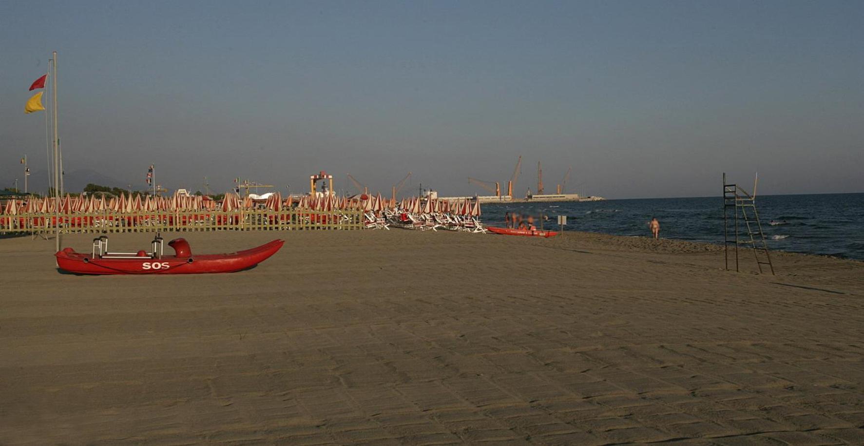 Tenda Rossa Marina Di Carrara